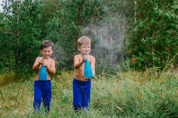 Två Små Barn Stänk Vatten Från Sprutan Utomhus Sommar — Stockfoto