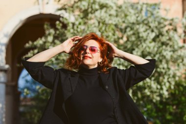 Yaz aylarında açık havada güneş gözlüğü takıyor çekici orta yaşlı kadın