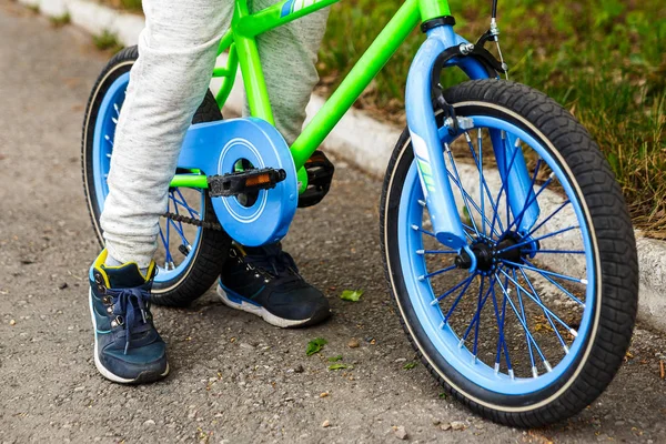 Die Füße Des Jungen Auf Dem Kinderfahrrad Schließen Sommer — Stockfoto