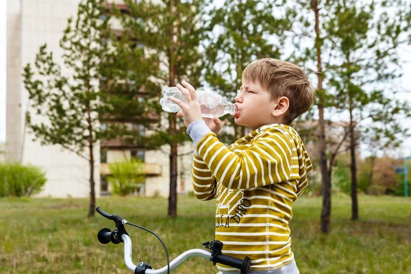 Дитина Воду Пластикової Пляшки Відкритому Повітрі Влітку — стокове фото