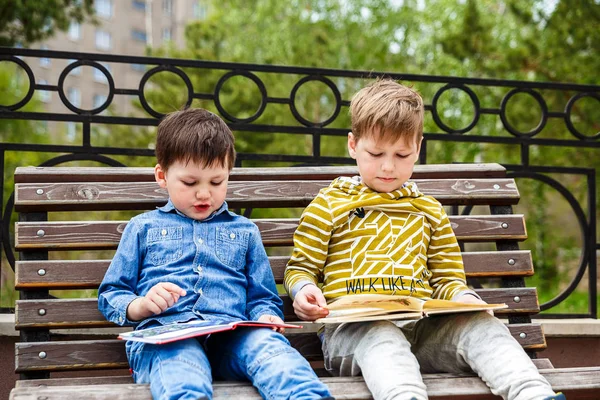 Два Хлопчики Сидять Лавці Читають Книги Відкритому Повітрі — стокове фото