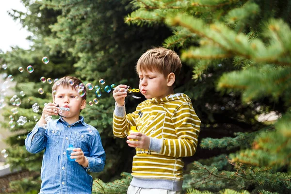 Дети Надувают Пузыри Открытом Воздухе — стоковое фото