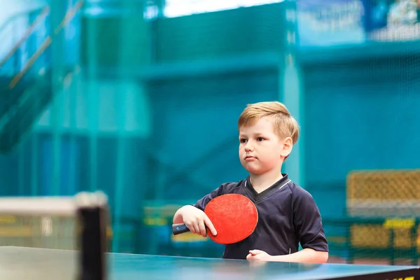 Маленький Ребенок Играет Настольный Теннис Тренажерном Зале — стоковое фото