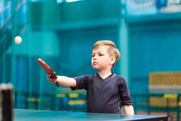 Мальчик Играет Настольный Теннис Помещении Ударить Мячу Рейсом — стоковое фото