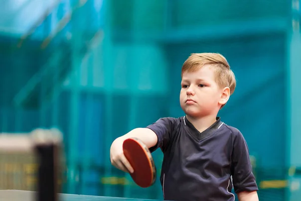 Маленький Ребенок Учится Играть Настольный Теннис — стоковое фото