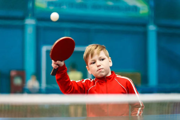 Dítě Hraje Stolní Tenis Tělocvičně Míč Raketou — Stock fotografie