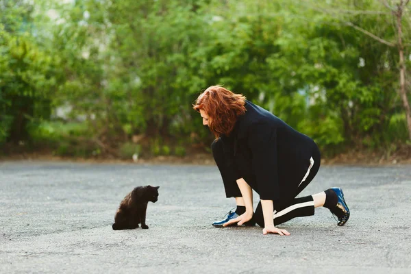 여자와 고양이 야외에서 — 스톡 사진