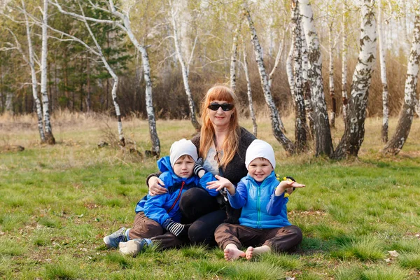 Gelukkig grootmoeder met twee kleinkinderen buitenshuis — Stockfoto