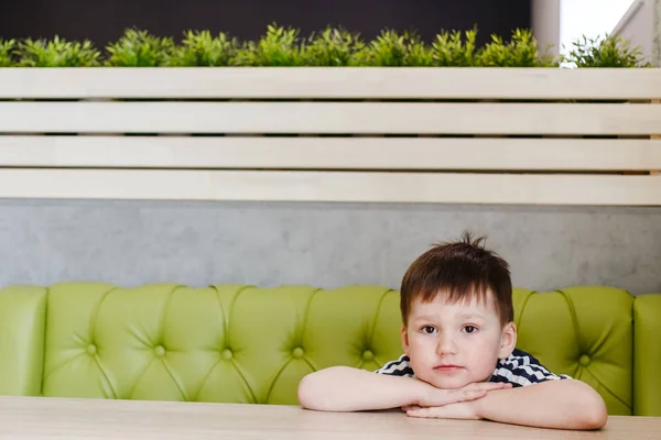 Четырехлетний Милый Ребенок Сидит Зеленом Диване Столом — стоковое фото