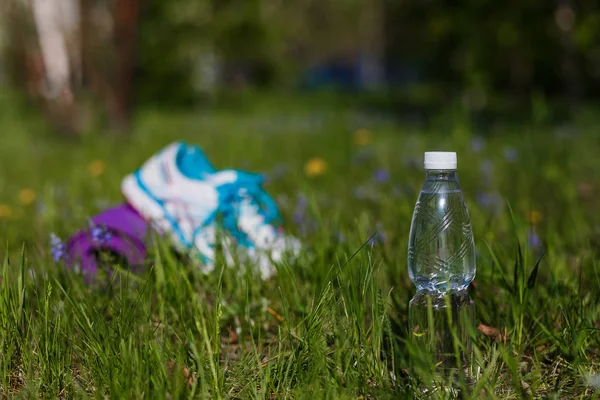 Bottle Drinking Water Stands Green Grass Outdoors Summer Running Shoes — Stock Photo, Image