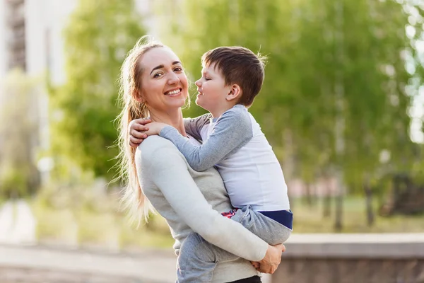 Feliz Divertida Madre Abrazando Pequeño Hijo Verano Aire Libre — Foto de Stock