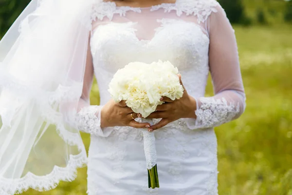 Delicado Buquê Branco Nas Mãos Noiva Véu Casamento Vestido Branco — Fotografia de Stock