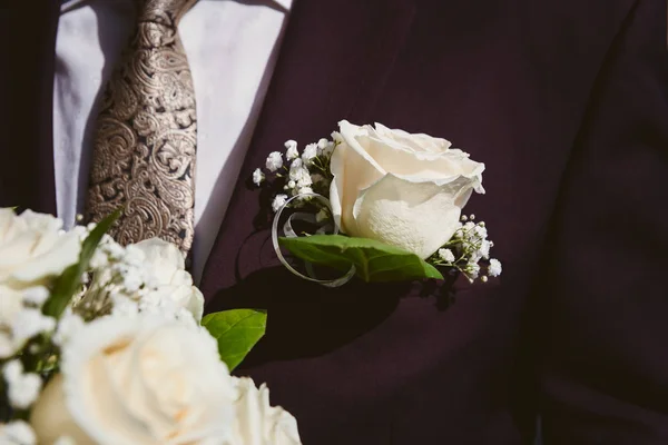 Boutonniere Pana Młodego Kurtkę Boutonniere Białych Róż — Zdjęcie stockowe