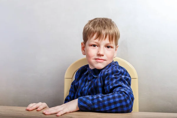 Семилетний Мальчик Тёмной Рубашке Сидит Столом Первоклассник — стоковое фото