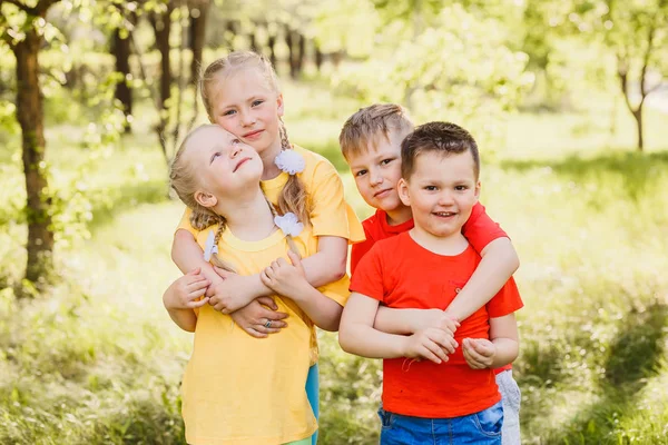 Четыре Веселые Счастливые Дети Обнимающие Открытом Воздухе Красивые Дети Два — стоковое фото