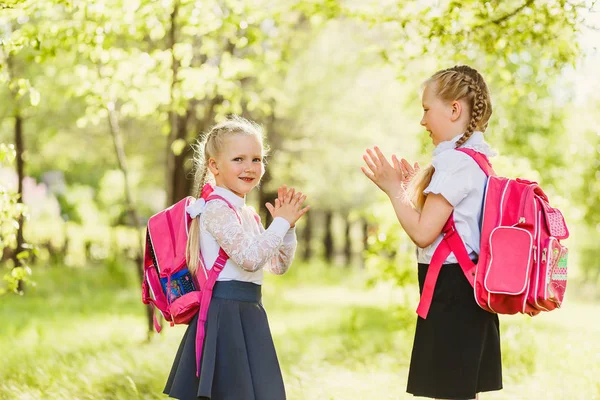 Две Маленькие Девочки Школьницы Играют Пэтти Торт Улице — стоковое фото