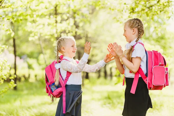 Две Счастливые Маленькие Девочки Школьницы Играют Пэтти Торт Открытом Воздухе — стоковое фото