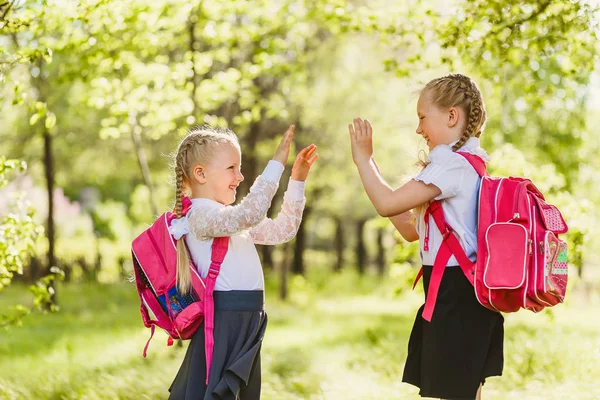 Две Забавные Девочки Школьницы Розовым Рюкзаком Играют Пэтти Торт Открытом — стоковое фото