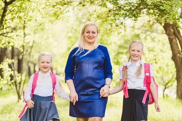 Lycklig Mamma Leder Barnen Till Skolan Utomhus Första September — Stockfoto