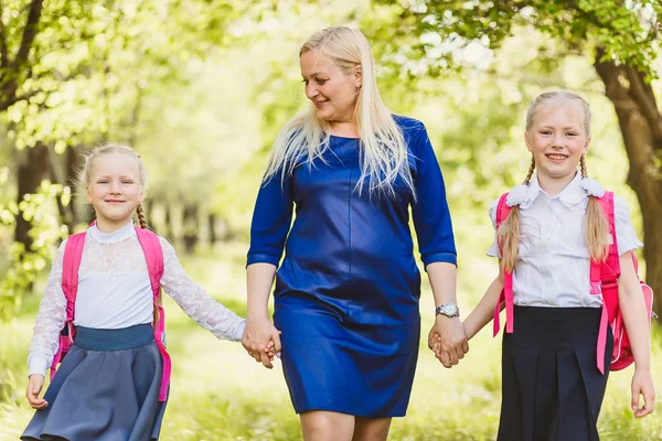 Glad Rolig Barn Med Mamma Skolan Den Första September Utomhus — Stockfoto