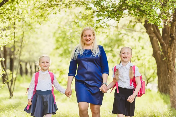 Szczęśliwe Dzieci Śmieszne Mamą Chodzić Szkoły Pierwszego Września Zewnątrz — Zdjęcie stockowe