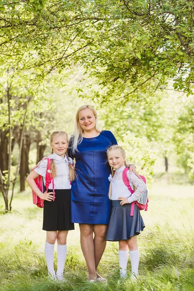 Feliz Mãe Abraçando Duas Filhas Schoolgirls Livre Primeiro Setembro — Fotografia de Stock