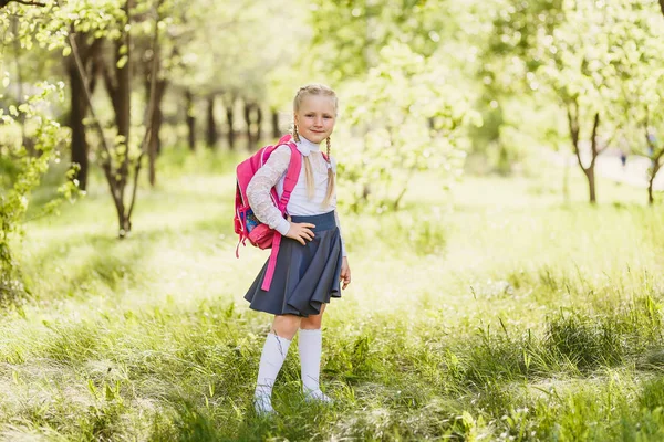 Primeira Série Menina Fica Com Uma Mochila Rosa Escola Comprimento — Fotografia de Stock