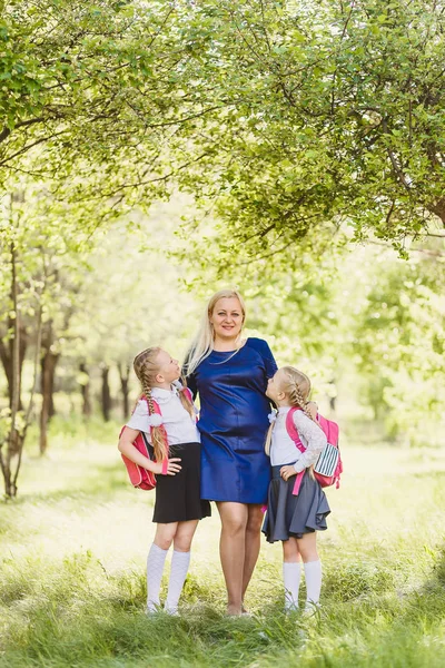 Glada Tjejer Skolan Enhetliga Kramar Mamma Utomhus Vacker Familj — Stockfoto