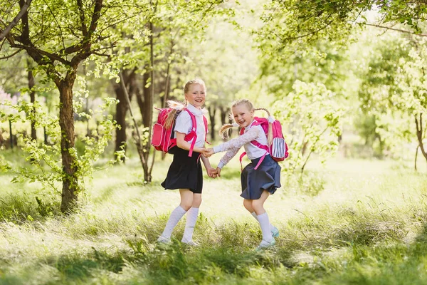 Duas Meninas Escola Feliz Classes Primárias Livre — Fotografia de Stock