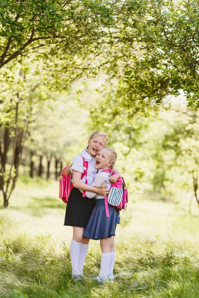 Милые Счастливые Блондинки Школьной Форме Обнимаются Открытом Воздухе Сестры — стоковое фото