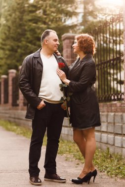 Erkek ve kadın tam büyüme yaz aylarında açık havada bir kırmızı gül