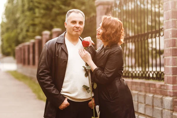 Mann Und Frau Mit Roter Rose Sommer Freien — Stockfoto