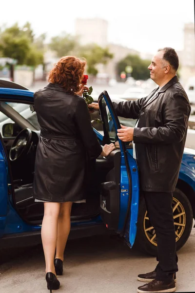 Adam Kadın Için Arabanın Kapısını Açar Adam Siyah Deri Ceket — Stok fotoğraf