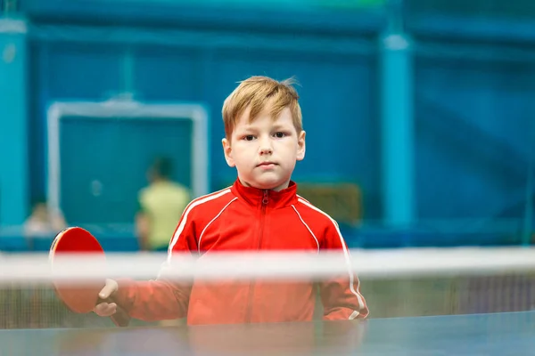 Ребенок Красной Одежде Играет Настольный Теннис Теннисном Зале — стоковое фото