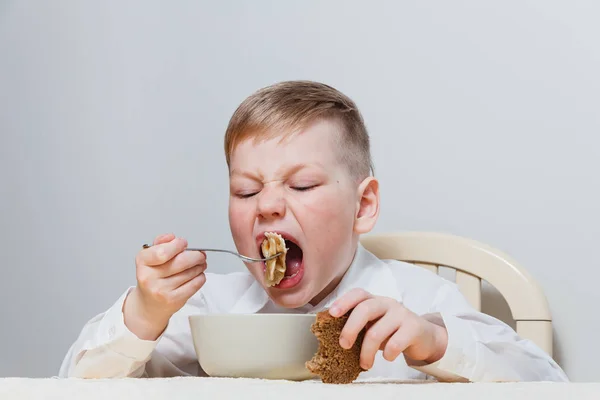 Голодный Ребенок Ест Столом Широко Раскрытый Рот Большой Аппетит — стоковое фото