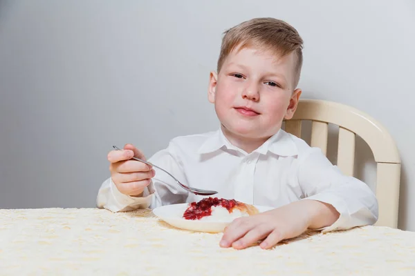 Pequena Criança Come Para Mingau Cereal Arroz Café Manhã Com — Fotografia de Stock