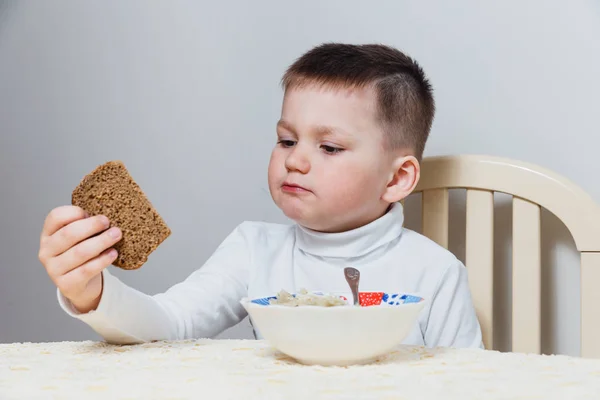 Malý Roztomilý Chlapec Jíst Stolu Dítě Drží Borodina Chléb — Stock fotografie