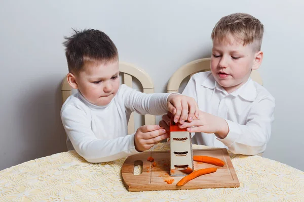 Два Мальчика Спарринг Вареная Морковь Терка Белом Фоне — стоковое фото
