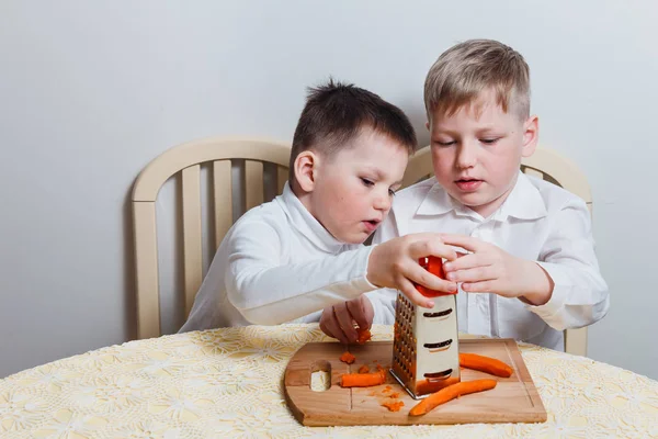 Діти Кухні Обсмажена Варена Морква Білому Тлі — стокове фото