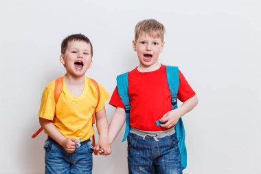 komik çocuklar çocuk beyaz bir arka plan üzerinde sırt çantaları, renkli tişört içinde duygusal çocuklar ile