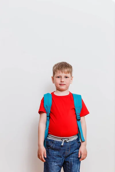 Мальчик Красной Футболке Рюкзаке Смотрит Камеру Белом Фоне — стоковое фото