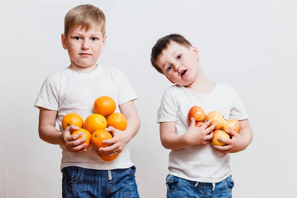 Dva Gay Kluk Pomeranči Rukou Bílém Pozadí — Stock fotografie