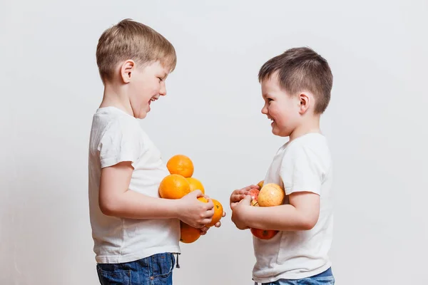 Meninos Camisetas Brancas Com Frutas Mão Fundo Branco — Fotografia de Stock