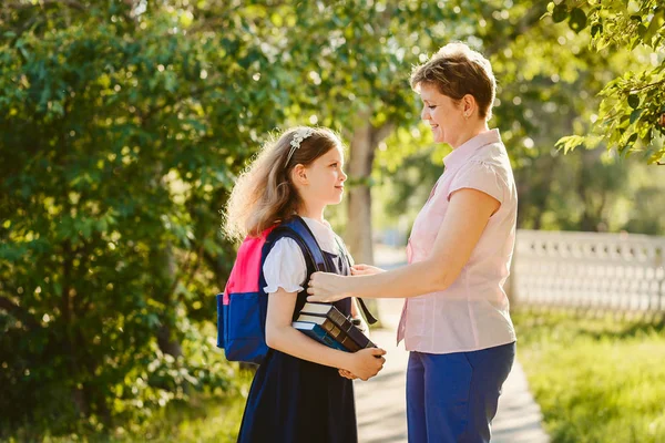 Ahappy Mother Accompanies Her Daughter School — Stock Photo, Image