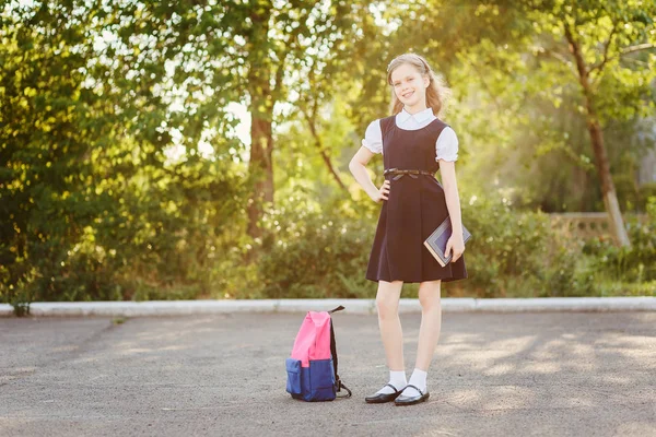 Schöne Schülerin Mit Schulrucksack Und Buch Freien — Stockfoto