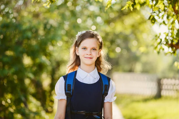 一个女孩的肖像在学校制服户外 — 图库照片