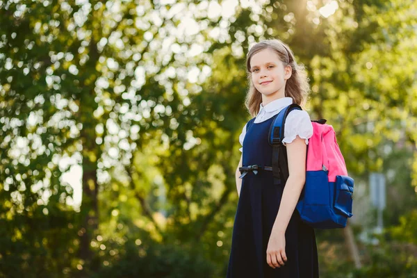 Chica Feliz Escuela Con Una Mochila Espalda — Foto de Stock