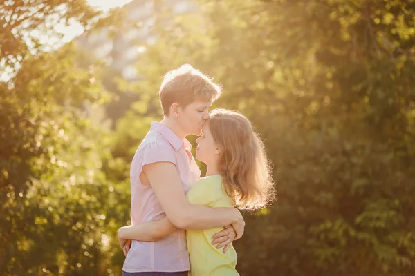 Mom Hugs Kisses Girl Teen Oudoors — Stock Photo, Image