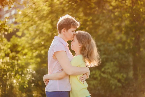 Glückliche Mutter Umarmt Und Küsst Ein Mädchen Teenager Gegenlicht Draußen — Stockfoto