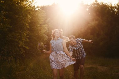 şanslı adam kız açık havada'nde günbatımı yakalar